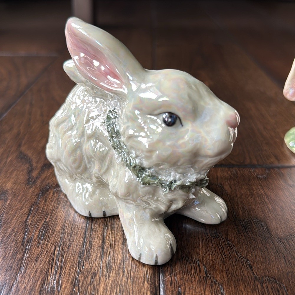 Vintage Set of 3 Pearlescent White Ceramic Bunny Figurines w/ Floral Wreaths - Picture 3 of 14